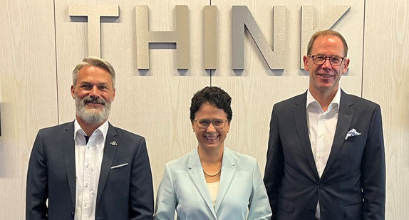 von links nach rechts: Geschäftsführer von IBM Deutschland Research & Development GmbH, David Faller; Ministerin der Justiz und für Migration Baden-Württemberg, Marion Gentges; Vice President und Leiter Geschäftsbereich Öffentlicher Auftraggeber von IBM Deutschland GmbH, Florian Breger