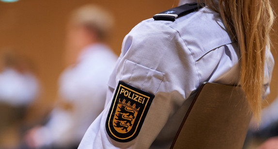 Polizei mit BW-Wappen