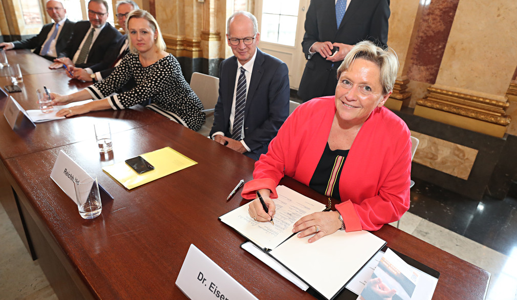 Susanne Eisenmann, Ministerin für Kultus, Jugend und Sport Baden-Württemberg, bei der Unterzeichnung des Bündnisses (Bild: Staatsministerium Baden-Württemberg)