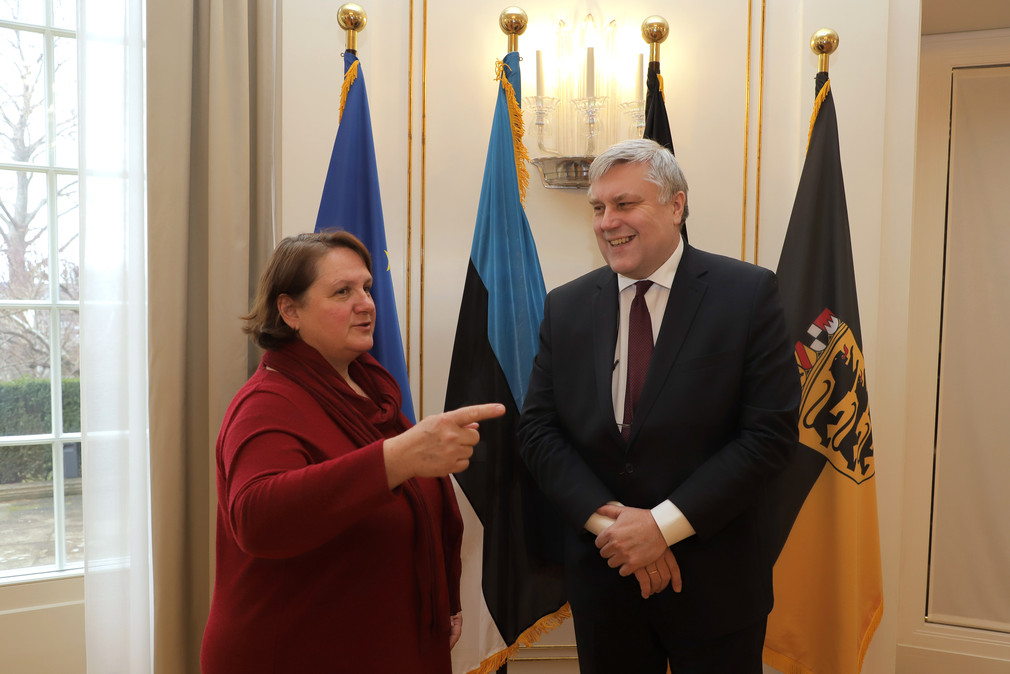 Staatsministerin Theresa Schopper (l.) und der Botschafter der Republik Estland, Alar Streimann (r.) (Bild: Staatsministerium Baden-Württemberg)