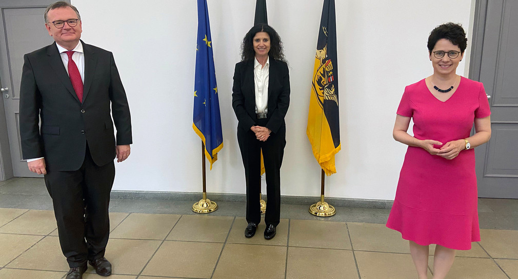 Ministerialdirektor Elmar Steinbacher, die neue Präsidentin des Landgerichts Mosbach Jutta Kretz und Ministerin der Justiz und für Migration Marion Gentges stehen coronabedingt mit Abstand zu einem gemeinsamen Foto. 