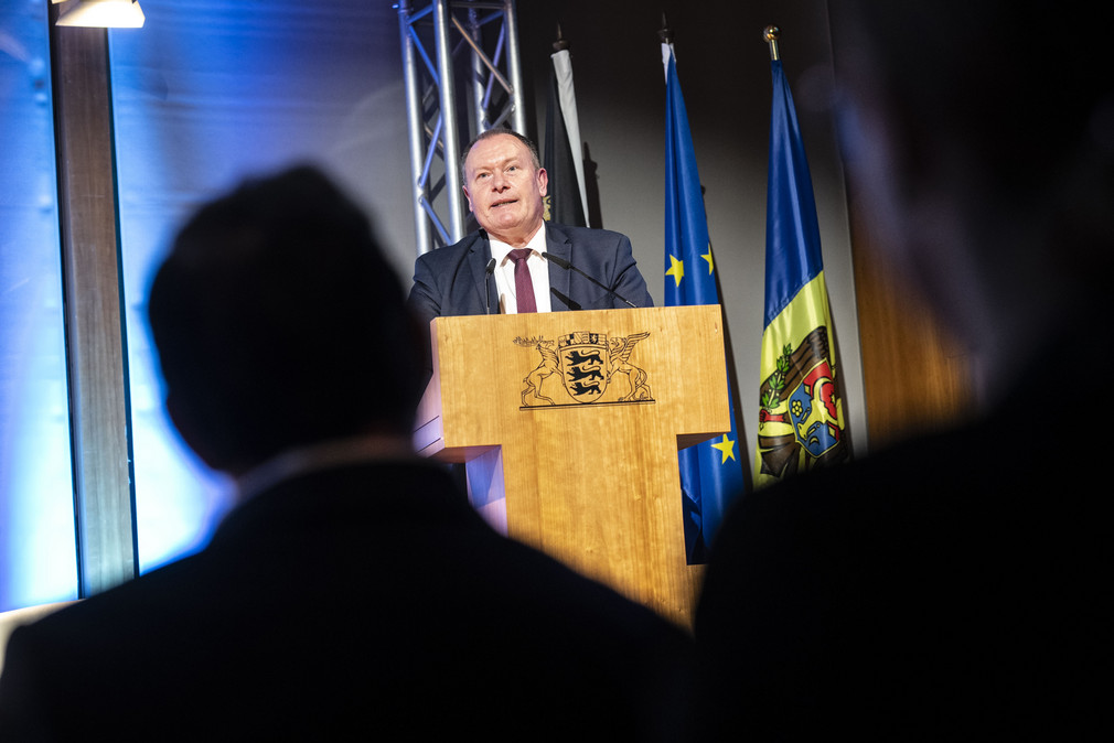 Der Botschafter der Republik Moldau, Aureliu Ciocoi, bei seiner Rede beim 8. Donausalon in der Vertretung des Landes Baden-Württemberg beim Bund in Berlin.