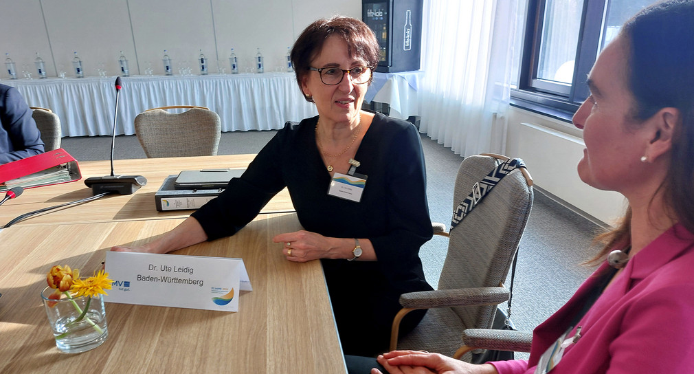 Staatssekretärin Dr. Ute Leidig sitzt an Konferenztisch.