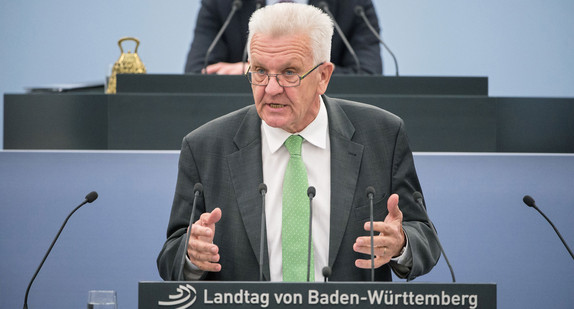 Ministerpräsident Winfried Kretschmann bei seiner Regierungserklärung zur Flüchtlings- und Integrationspolitik der Landesregierung (Foto: dpa)