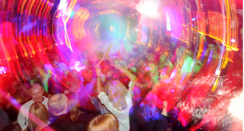 Menschen tanzen in einem Club (Foto: dpa)
