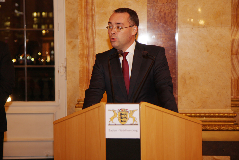 Minister Peter Friedrich bei seiner Ansprache