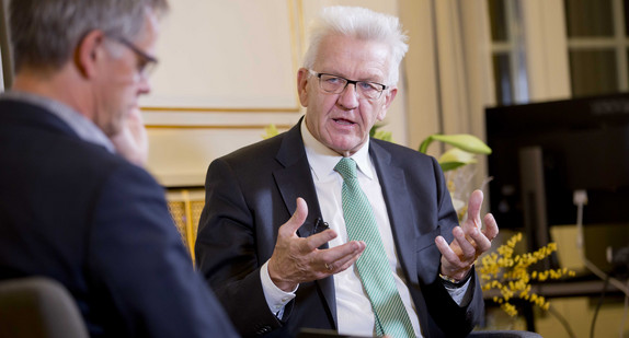 Ministerpräsident Winfried Kretschmann (r.) und Regierungssprecher Rudi Hoogvliet (l.)