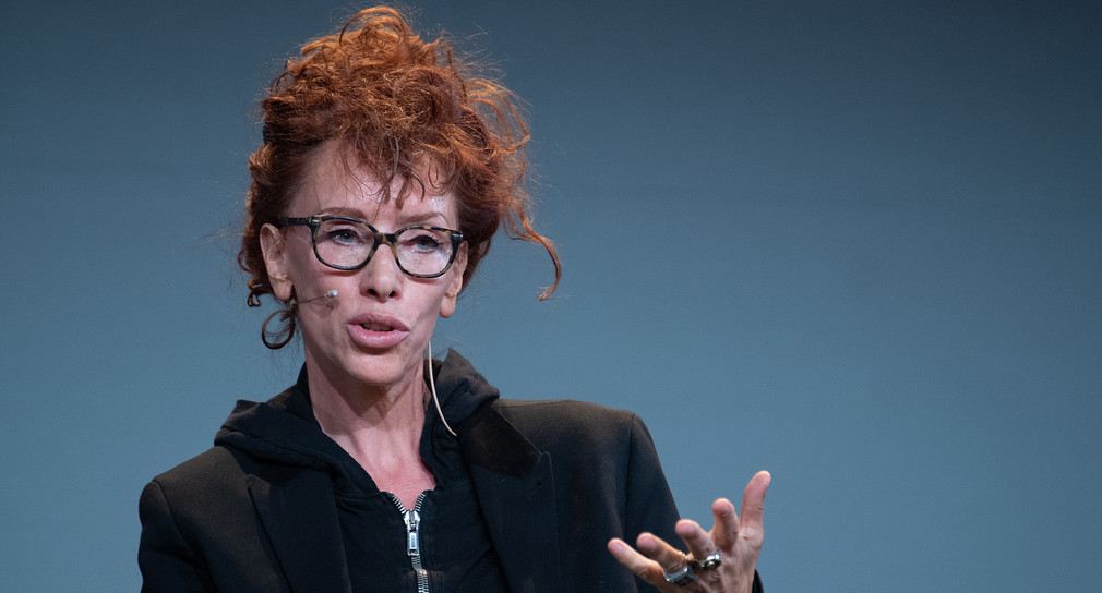 Die Schriftstellerin Sibylle Berg liest während der Digitalkonferenz "re:publica" in Berlin aus ihrem Roman "GRM: Brainfuck".(Bild: picture alliance/Soeren Stache/dpa)