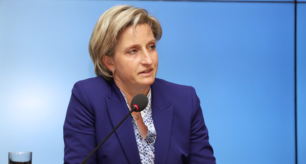 Wirtschaftsministerin Dr. Nicole Hoffmeister-Kraut bei der Regierungspressekonferenz (Bild: Staatsministerium Baden-Württemberg)