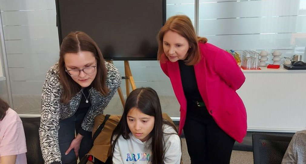 Staatssekretärin Sandra Boser (r.) mit Schülerinnen bei der Firma Vector Informatik GmbH