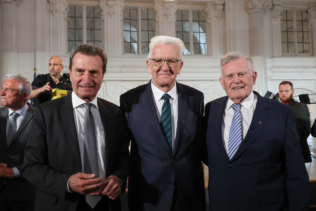 Ministerpräsident Winfried Kretschmann (Mitte) mit seinen Amtsvorgängern Günther H. Oettinger (links) und Erwin Teufel (rechts)