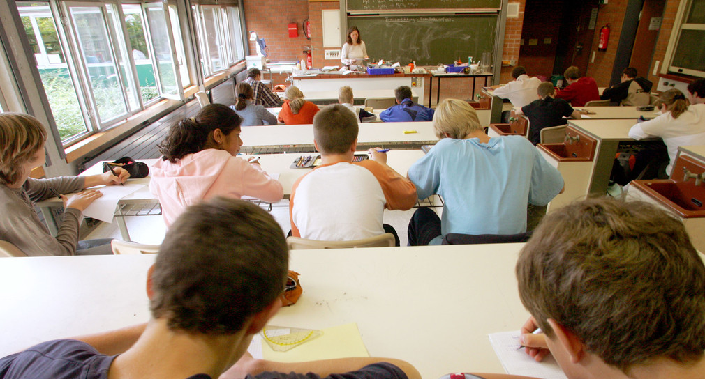 Schüler während des Unterrichts im Klassenraum (Foto: Patrick Seeger dpa/lsw)