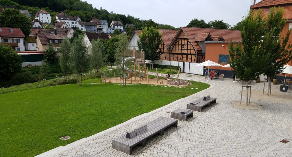Der neu gestaltete Remsgarten hinter dem Bürgerhaus Schillerschule in Lorch. 
