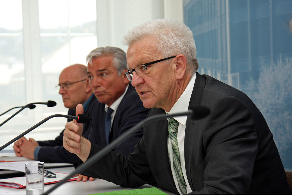 Ministerpräsident Winfried Kretschmann (r.), Innenminister Thomas Strobl (M.) und Verkehrsminister Winfried Hermann (l.) bei der Regierungspressekonferenz