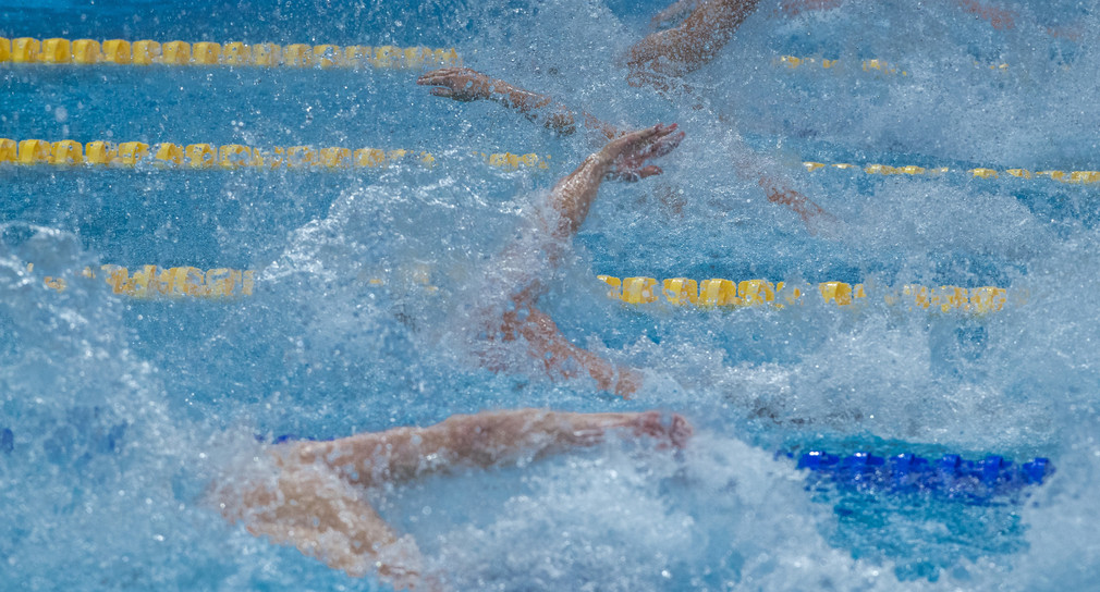 Männer beim Schwimmsport (Foto: © dpa)