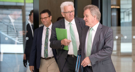 v.l.n.r.: Landwirtschaftsminister Peter Hauk, Ministerpräsident Winfried Kretschmann und Umweltminister Franz Untersteller kommen zu einer Regierungs-Pressekonferenz. (Bild: © Marijan Murat/dpa)