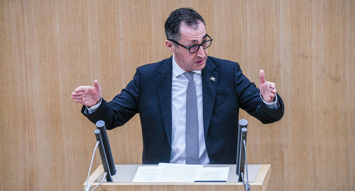 Ministerpräsident Cem Özdemir bei seiner Regierungserklärung im Landtag von Baden-Württemberg