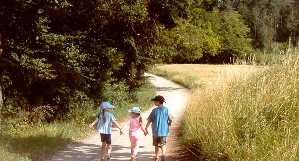 Kinder spazieren über einen Feldweg im Naturpark Schönbuch (Bild: © dpa).
