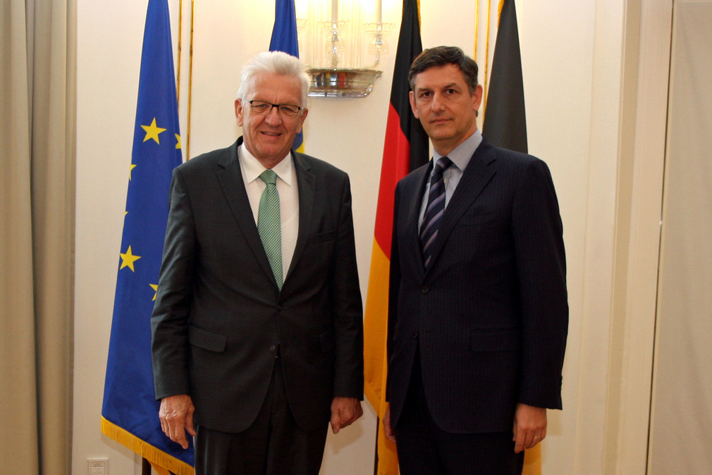 Ministerpräsident Winfried Kretschmann (l.) und der stellvertretende Ministerpräsident und Minister für Wirtschaft, Handel und wirtschaftlichen Rahmenbedingungen von Rumänien, Costin Borc (r.)