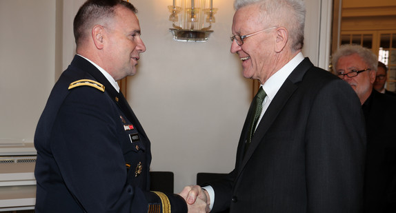 Ministerpräsident Winfried Kretschmann (r.) und Generalleutnant Frederick Benjamin Hodges (l.) 
