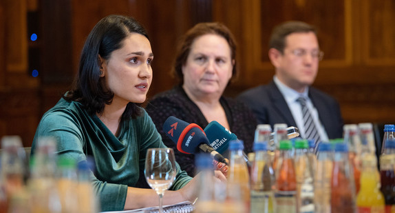 v.l.n.r.: Salwa Rasho, Jesidin und IS-Überlebende, Staatsministerin Theresa Schopper und der Tübinger Mediziner Florian Junne bei einem Pressegespräch (Bild: Marijan Murat/dpa)