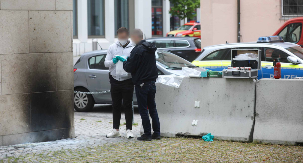 Ermittler der Polizei sammeln Beweise zum Brandanschlag an der Synagoge in Ulm.