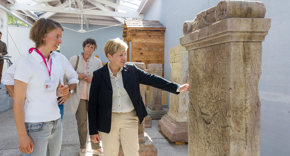 Ministerin Nicole Razavi MdL besichtigt das römische Annexkastell in Osterburken