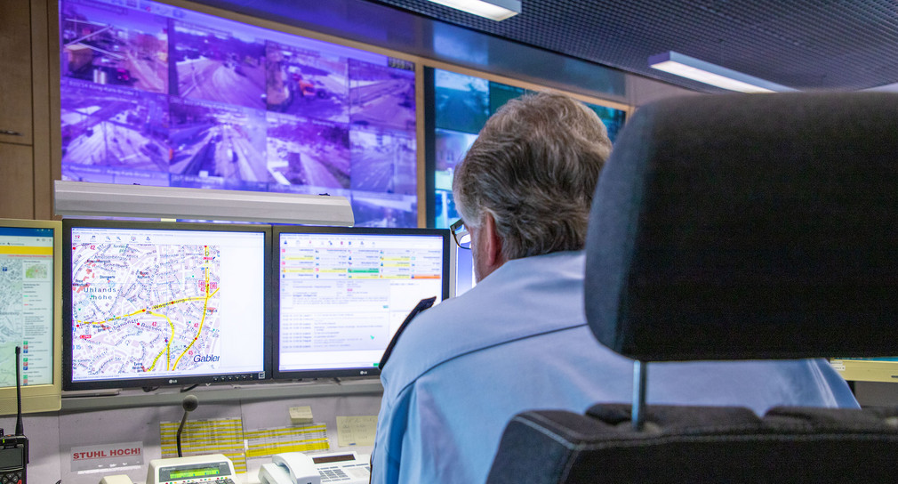 Ein Polizeibeamter arbeitet in der integrierten Verkehrsleitzentrale in Stuttgart (Bild: Staatsministerium Baden-Württemberg). 