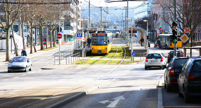 Eine Straßenszene in Stuttgart zeigt verschiedene Verkehrsmittel, wie Bus, U-Bahn, Auto und Fahrrad. (Bild: Staatsministerium Baden-Württemberg)