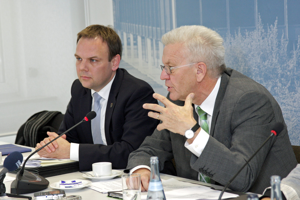 Ministerpräsident Winfried Kretschmann (r.) und Finanzstaatssekretär Ingo Rust (l.)