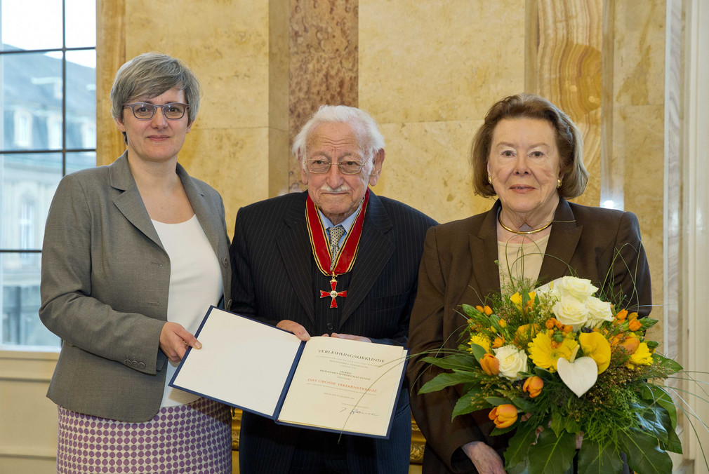 v.l.n.r.: Ministerin Silke Krebs mit Meinhard Tenné und seiner Frau Inge