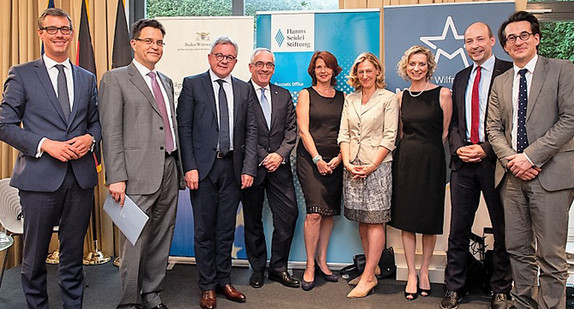 v.l.n.r.: Bodo Lehman, Tomi Huhtanen, Minister Guido Wolf, Prof. Dr. Klemens H. Fischer, Ingrid Steiner-Gashi, Dr. Elisabeth Kornfeind, Karin Lukas-Eder, Dr. Markus Ehm, Florian Geyer (Foto: ©  FKPH)