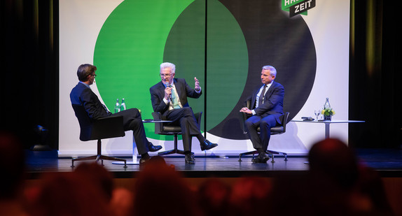v.l.n.r.: Moderator Stefan Lutz (Südkurier), Ministerpräsident Winfried Kretschmann und Innenminister Thomas Strobl (Bild: Staatsministerium Baden-Württemberg)
