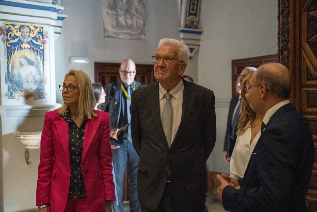 Ministerpräsident Winfried Kretschmann (Mitte) im Palacio de San Telmo 