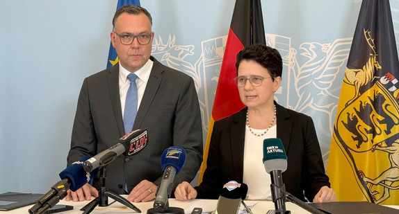 Pressekonferenz mit Marion Gentges (rechts), Ministerin der Justiz und für Migration, und Migrationsstaatssekretär Siegfried Lorek (links)