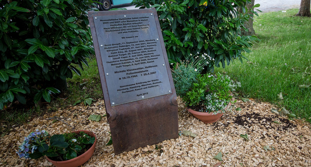 Ein Gedenkstein steht unweit vom Tatort an der Theresienwiese in Heilbronn, an dem im Jahr 2007 die Polizistin Michele Kiesewetter Opfer eines NSU-Mordes wurde