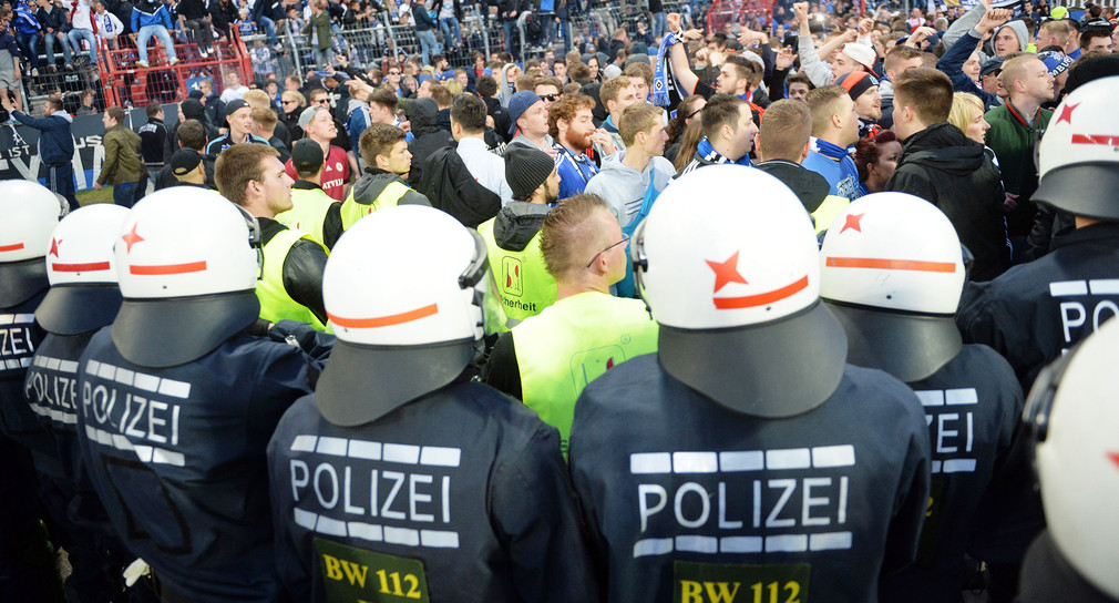 Polizisten und Fußballfans (Foto: © dpa)