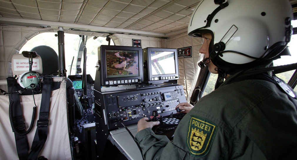 Eine Polizistin bei der Arbeit in einem Polizeihubschrauber (Bild: © dpa)