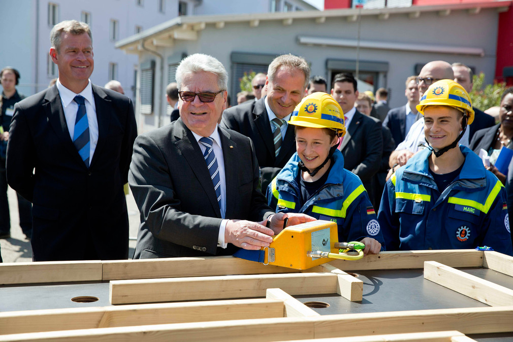 Bundespräsident Joachim Gauck (2.v.l.) betrachtet eine Vorführung des Technischen Hilfswerkes und französischer Feuerwehrmänner
