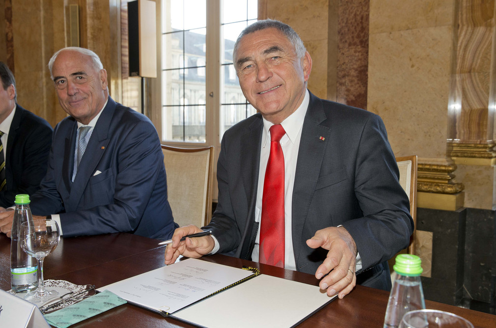 Heinz Janalik, Präsident des badischen Sportbund Nord e.V., beim Unterzeichnen des Solidarpakts.