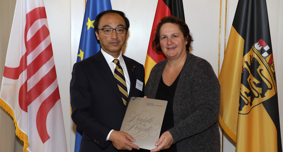 Staatsministerin Theresa Schopper (r.) und Parlamentspräsident Hiroyuki Umezawa (l.) (Bild: Staatsministerium Baden-Württemberg)
