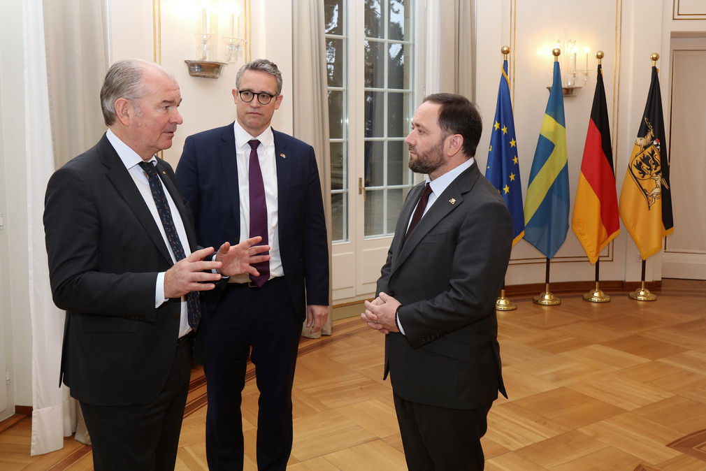 Staatssekretär Florian Hassler (rechts) im Gespräch mit dem schwedischen Botschafter Per Thöresson (links) und dem schwedischen Honorarkonsul Dr. Claudius Werwigk (Mitte)