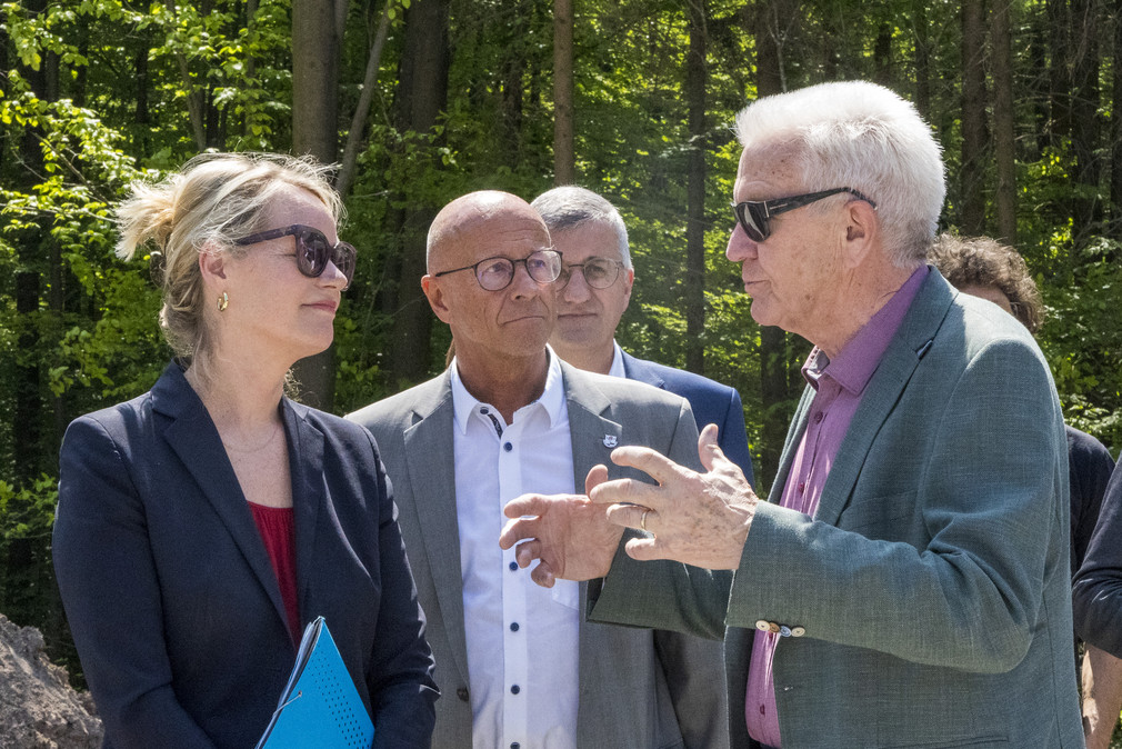 Ministerpräsident Winfried Kretschmann (rechts) im Gespräch mit Landrat Gerhard Bauer (Mitte) und Umweltministerin Thekla Walker (links).