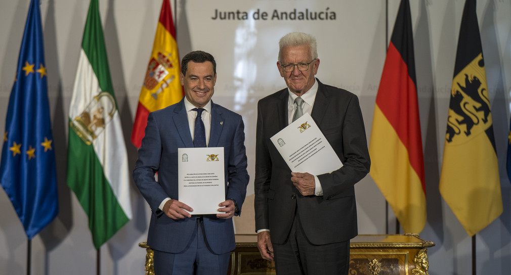 Winfried Kretschmann (re.) und Regionalpsäident von Andalusien egionalpräsident Juan Manuel Moreno Bonilla (li.) nach der Unterzeichnung nach Unterzeichnung der Gemeinsamen Absichtserklärung zu Kooperationen im Bereich Wasserstoff.