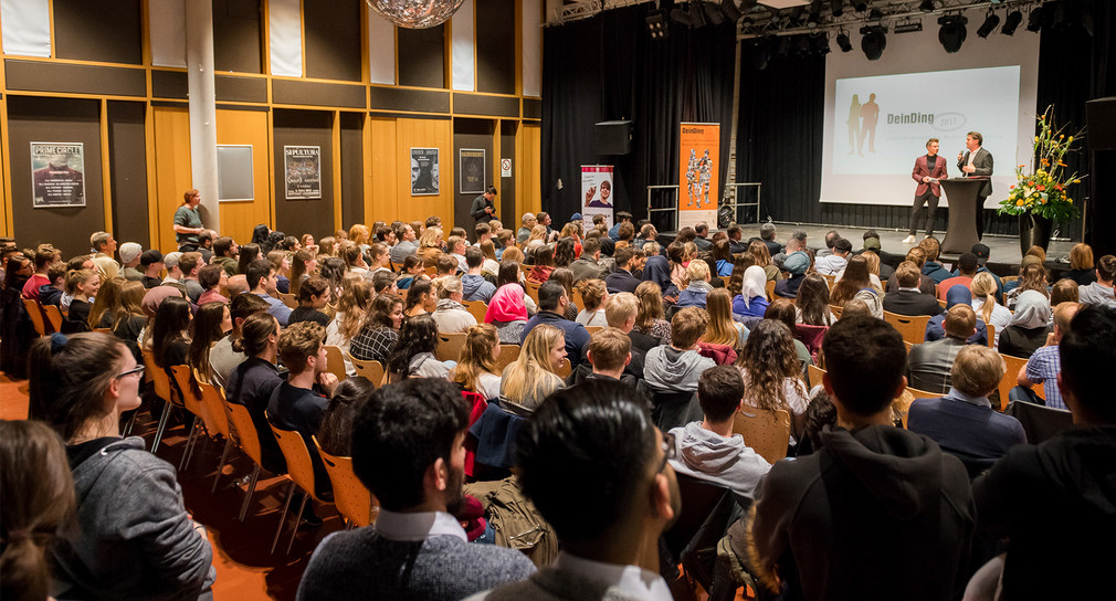 Voll besetzter Saal im Stuttgarter Jugendhaus „Cann“