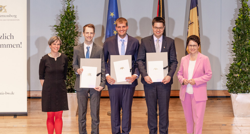 von links nach rechts: stellvertretende Leiterin des Landesjustizprüfungsamts Dr. Cornelia Iffland, Jannis Bantele, Oliver Justus Enning, Dr. Maximilian Gerhold, Ministerin der Justiz und für Migration Marion Gentges