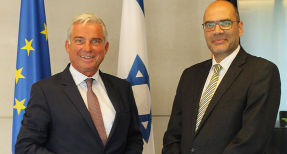 Innenminister Thomas Strobl (l.) und der israelische Generalkonsul Dr. Dan Shaham (r.) (Bild: Innenministerium Baden-Württemberg).