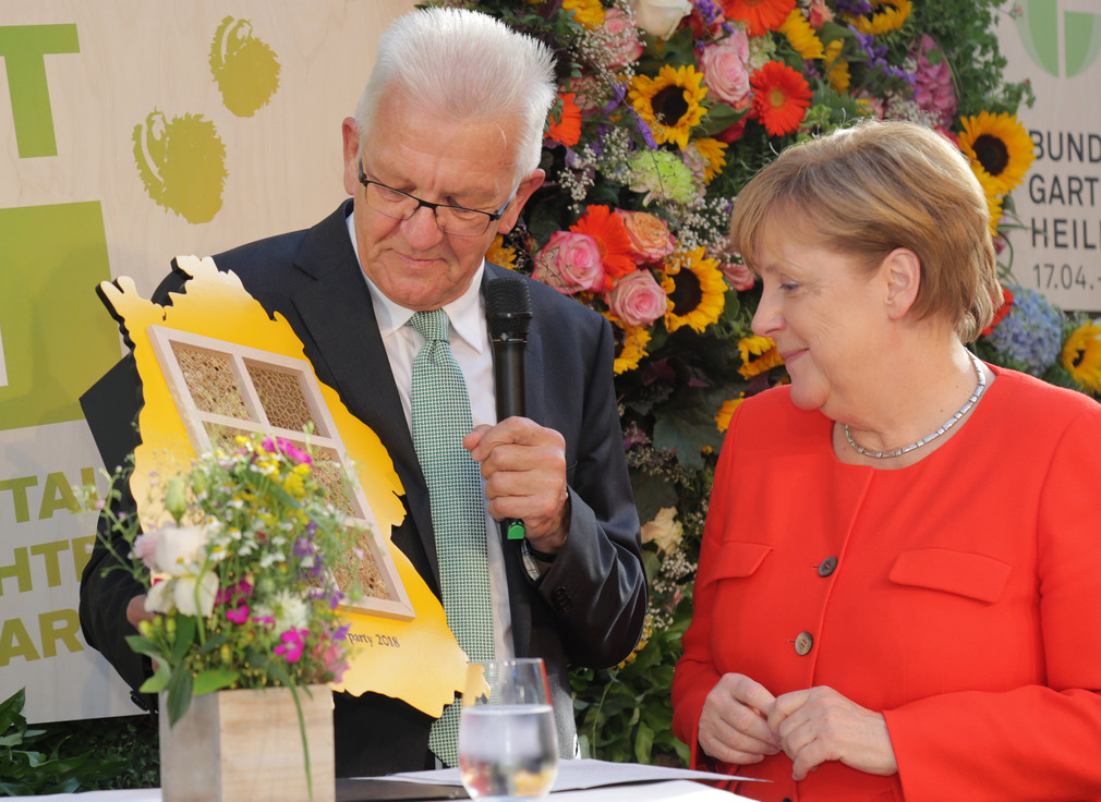 Ministerpräsident Winfried Kretschmann überreicht Bundeskanzlerin Dr. Angela Merkel ein Wildbienenhotel für das Bundeskanzleramt