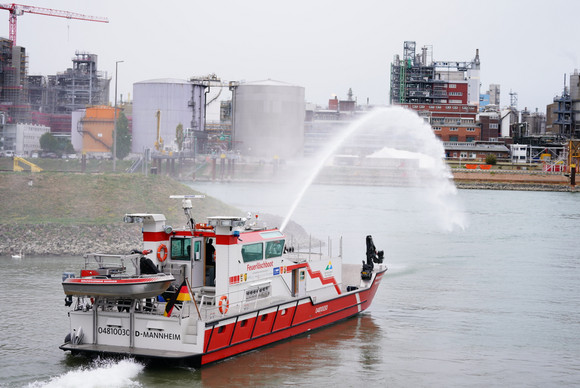 Feuerlöschboot beim bundesweiten Warntag in Mannheim.