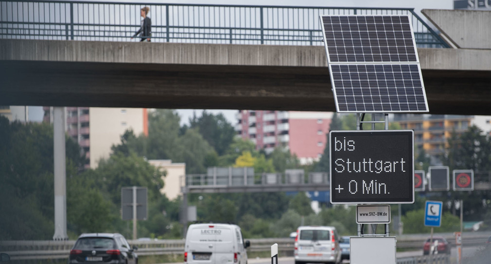 Autos fahren an einer Reisezeitanzeige an der B27 zwischen Tübingen und Stuttgart vorbei. (Foto: © dpa)